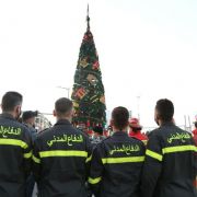 شجرة الدفاع المدني الميلادية أضيئت من موقع الانفجار في مرفأ بيروت