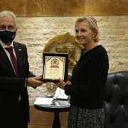 العميد خطار تسلّم هبة من السفيرة السويدية في لبنان Ann Dismorr