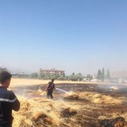 حريق حصيد من القمح واكوام من التبن داخل حقل في عنجر
